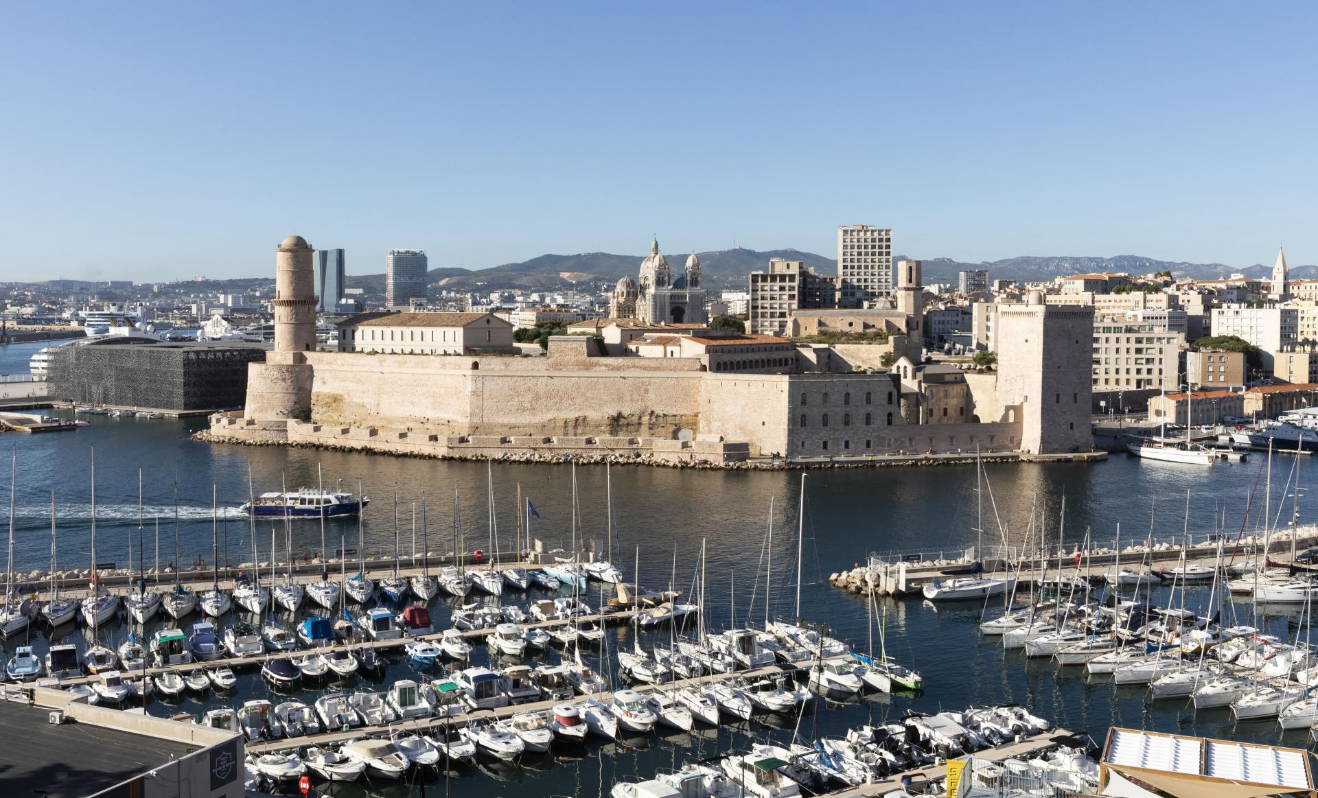 Vue sur le fort saint jean et le vieux port