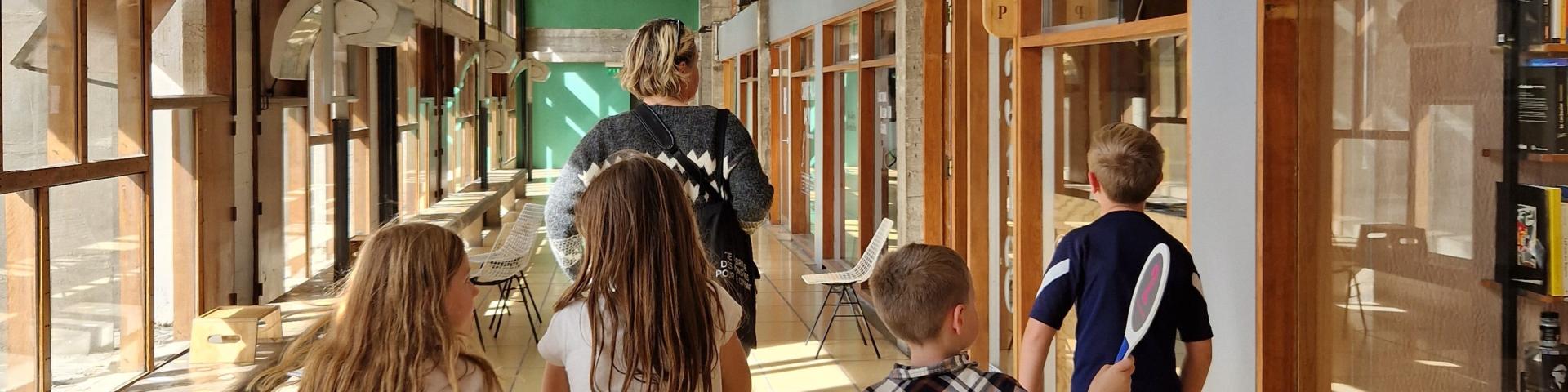 Groupe d'enfant faisant une visite guidée à l'intérieur de la Cité Radieuse, Le Corbusier