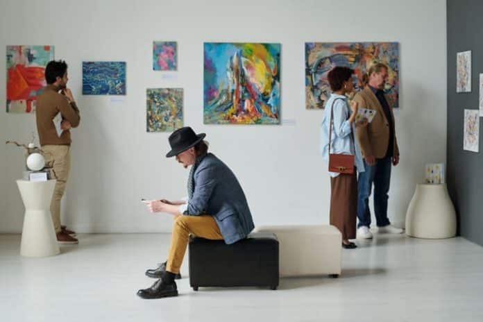 Groupe de personnes visitant une galerie d’art moderne